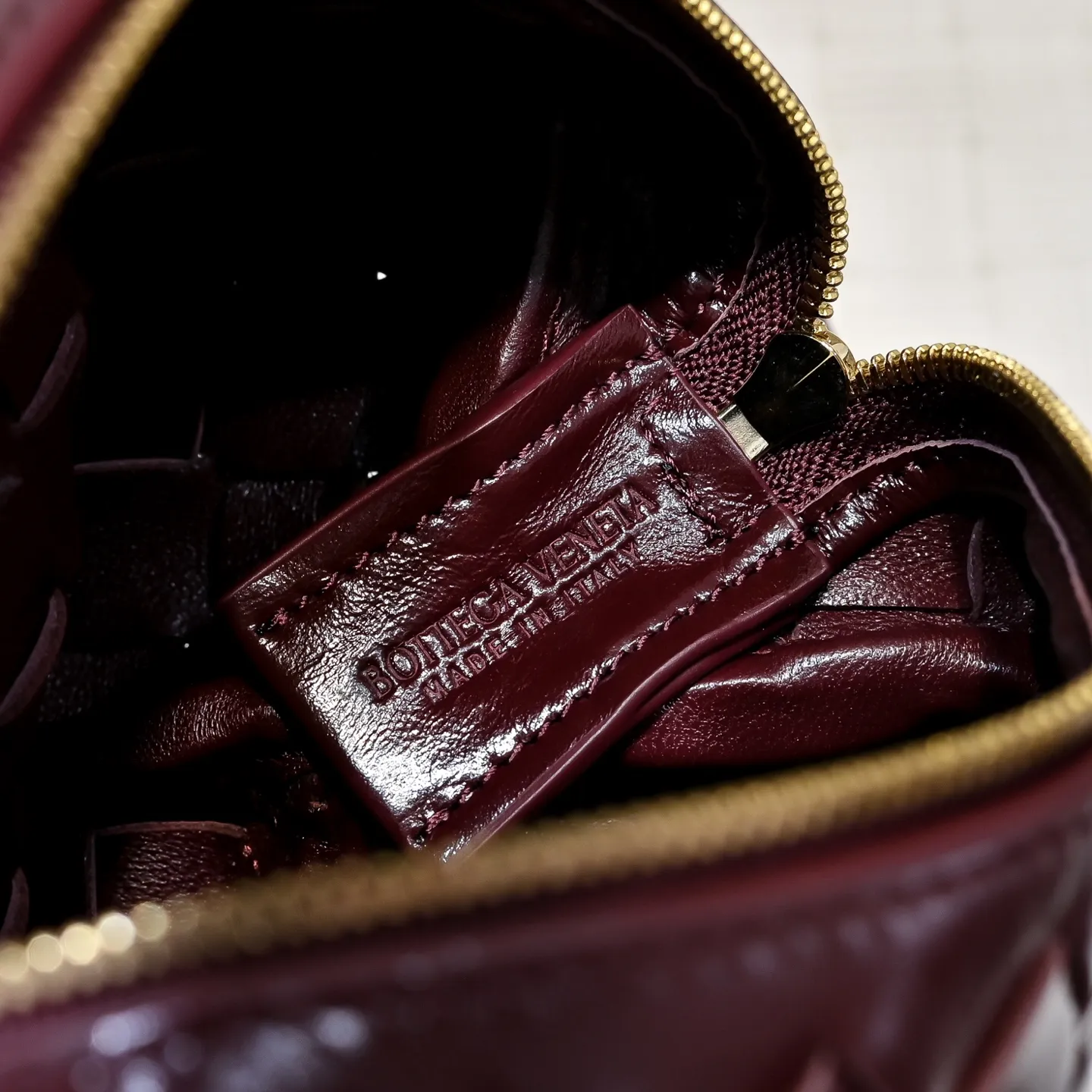 Batch 1560 𝗕𝗼𝘁𝘁𝗲𝗴𝗮 𝗩𝗲𝗻𝗲𝘁𝗮———— The latest version of the loop camera bag💥 from BV’s King of Cost-Effectiveness counter, large woven texture➕Ultra-high quality cow wax leather as always, with zipper, hardware decoration on both sides, adjustable drawstring, especially suitable for the tummy💫Can hold anything, very light weight, suitable🈴️for girls of all ages, size: 17*10*6cm Style number: 6125